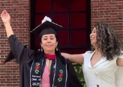 Latina se graduó de Harvard y le puso su toga a su mamá inmigrante